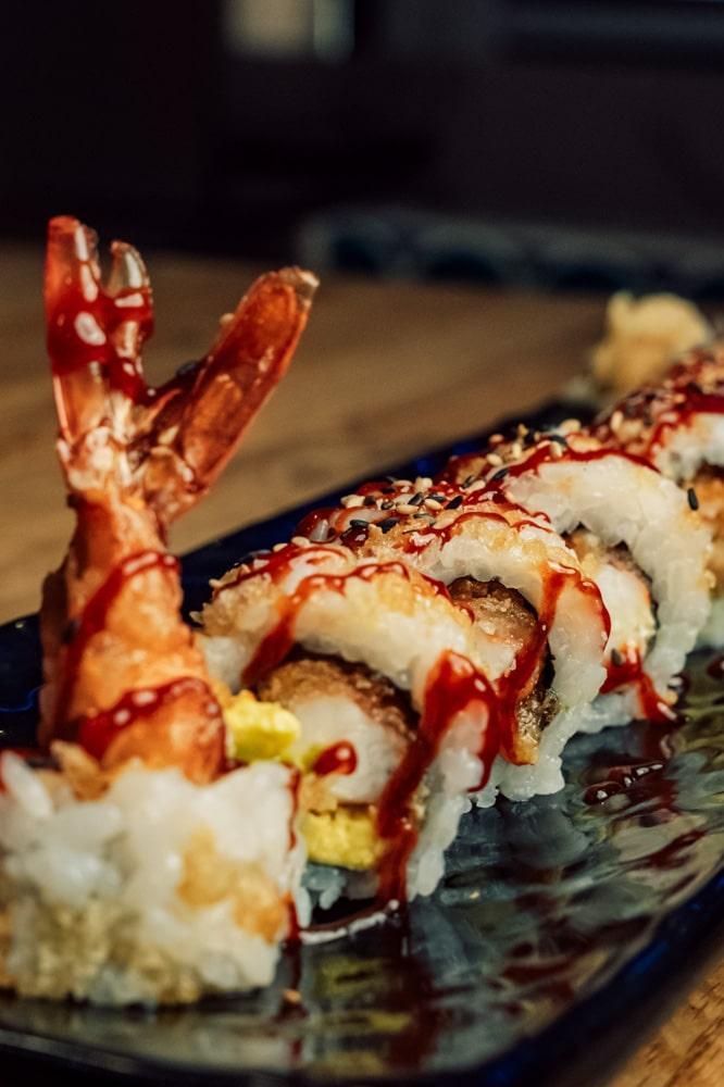 fotografía gastronómica piezas de sushi california roll con pollo y gambas